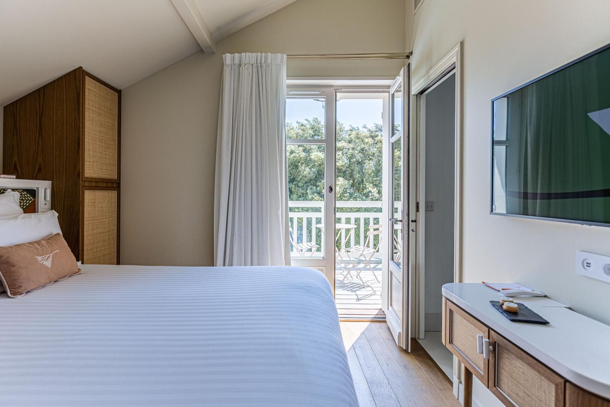 Double Room Balcony or Terrace Garden View,1559791672:JPEG